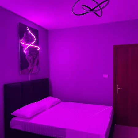 Super House 2 Blloku - 3 Apartment Tirana
